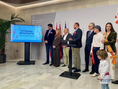 El ‘Pañuelo de la Huerta’ ya luce en el Salón de Plenos del Ayuntamiento de Murcia: Un símbolo de tradición y cultura