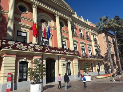 El Ayuntamiento de Murcia renueva la ornamentación floral de sus balcones: Un toque de color para la ciudad